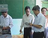 Ông Lê Hoàng thọ tham quan dây chuyền sản xuất thiết bị bảo hộ lao động tại Công ty CP Đầu tư & Phát triển Việt Tiến